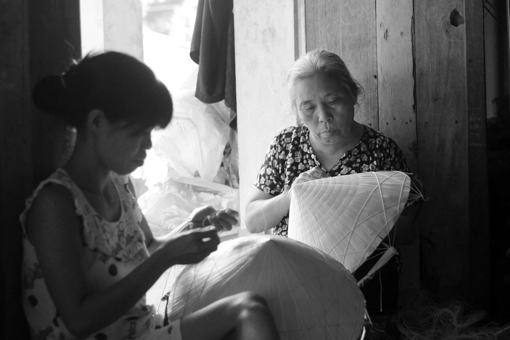 Những điều ít biết về nghề làm nón lá làng Chuông ảnh 1