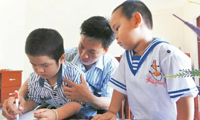 Thầy giáo Lê Xuân Quyết cùng các học trò tại đảo Song Tử Tây (ảnh NV cung cấp)