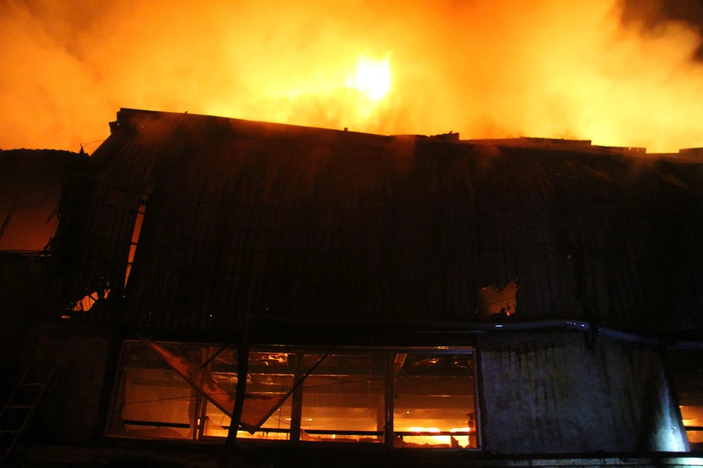 Hà Nội: Hơn 1.000 m2 nhà xưởng bị thiêu rụi trong đêm ảnh 3