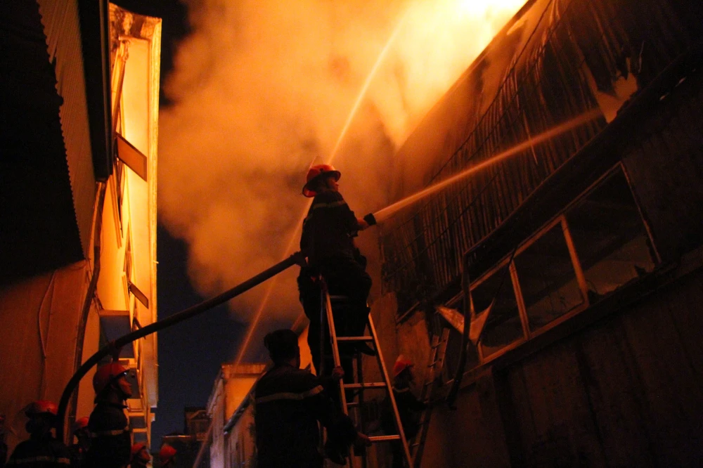 Hà Nội: Hơn 1.000 m2 nhà xưởng bị thiêu rụi trong đêm ảnh 6