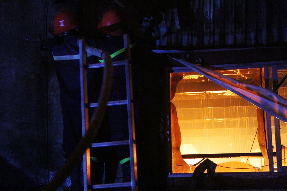 Hà Nội: Hơn 1.000 m2 nhà xưởng bị thiêu rụi trong đêm ảnh 9