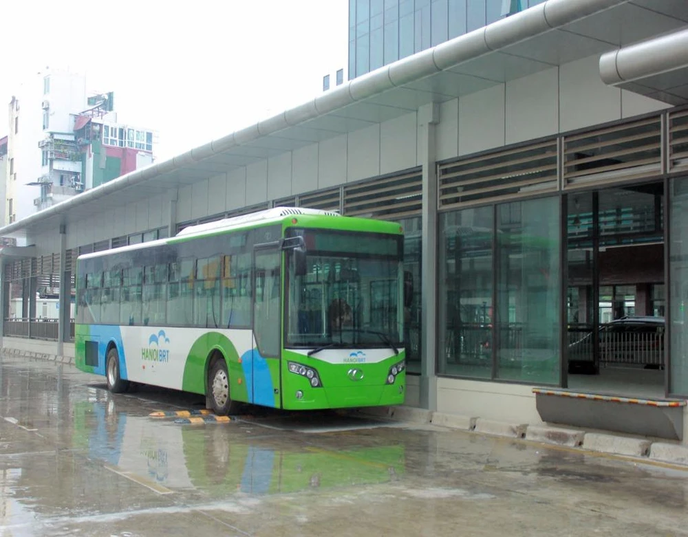 Chiếc xe buýt nhanh BRT tại bến xe Kim Mã , Hà Nội sáng nay được vận hành chạy thử nghiệm.