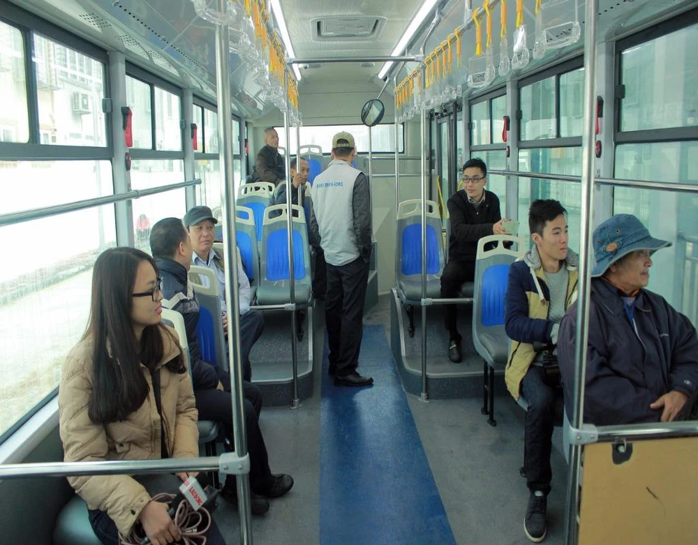 Trong buổi vận hành kỹ thuật chiếc xe buýt nhanh vào sáng nay, nhiều người dân đã có mặt, lên xe để cùng tham gia trải nghiệm.