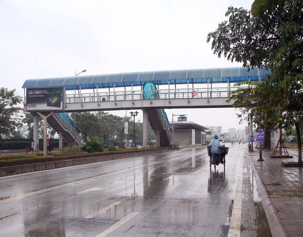 Tại một số nhà chờ tại đường Lê Văn Lương, Tố Hữu, Lê Trọng Tấn trong buổi sáng nay...