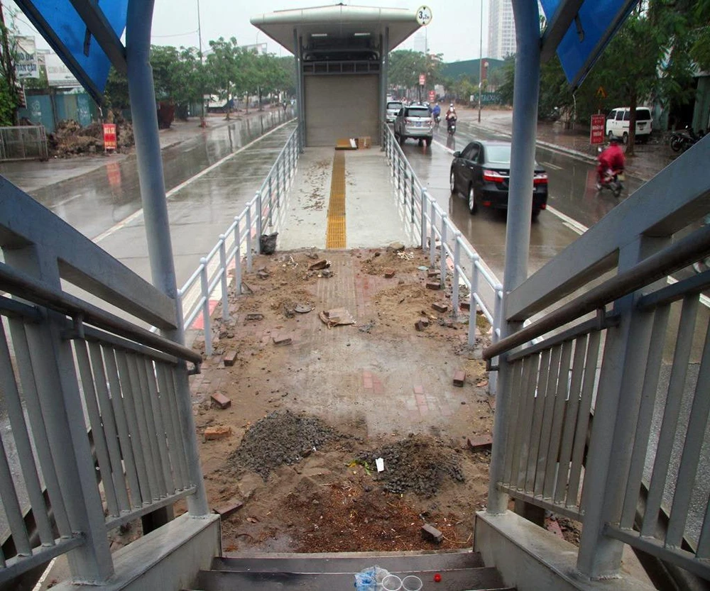 Nhiều nhà chờ vẫn bừa bộn gạch vữa...