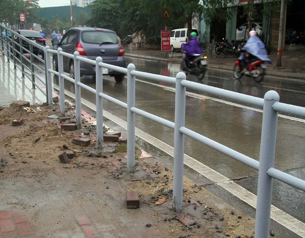 Hàng rào lối ra vào của nhà chờ mới được hoàn thiện.