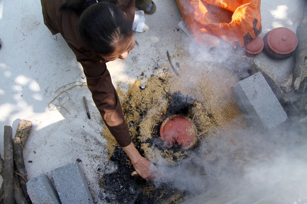 Độc đáo với món rồng đất vần niêu ảnh 11