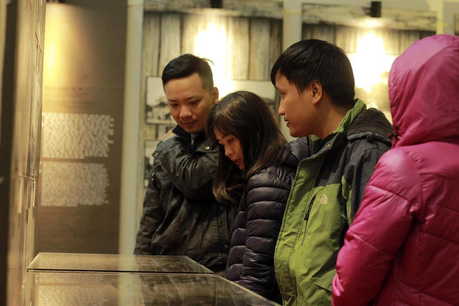 Trưng bày 200 tài liệu, hiện vật 'Sống mãi với Thủ đô' ảnh 3