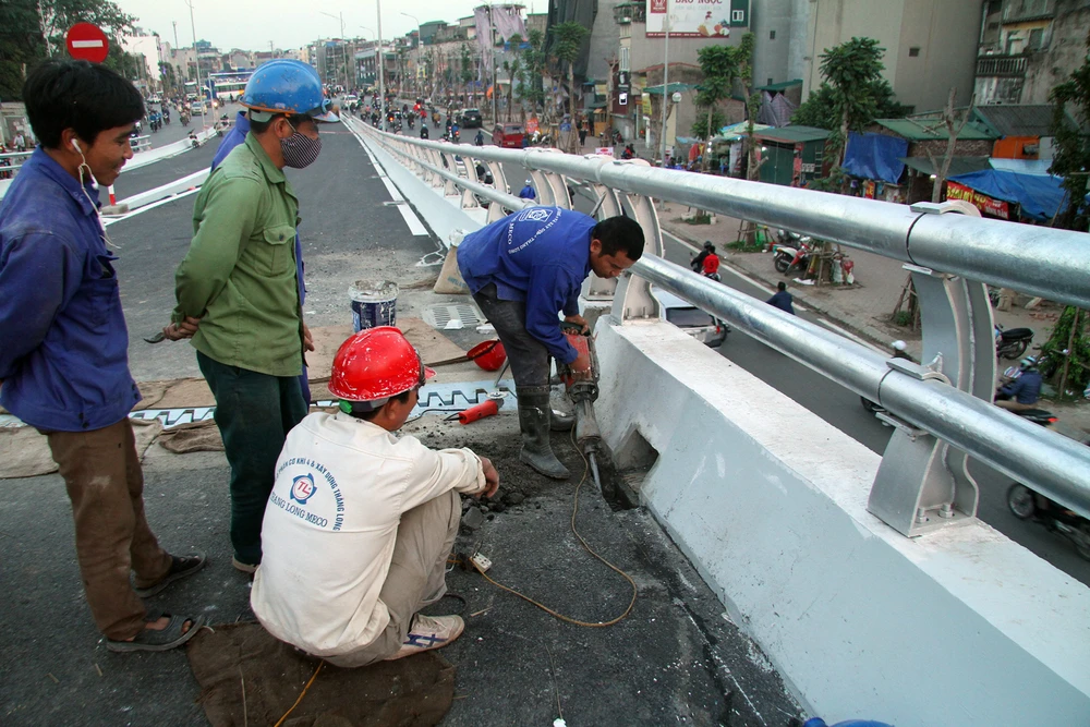 Cận cảnh cầu vượt 'khủng' trước ngày thông xe ảnh 10
