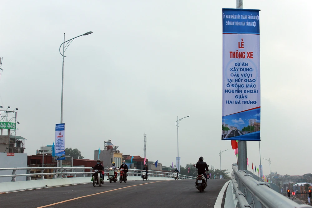 Chính thức thông xe tại cầu vượt 'khủng' làm bằng thép