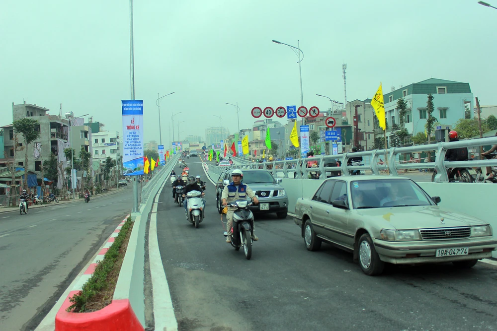 Chính thức thông xe tại cầu vượt 'khủng' làm bằng thép