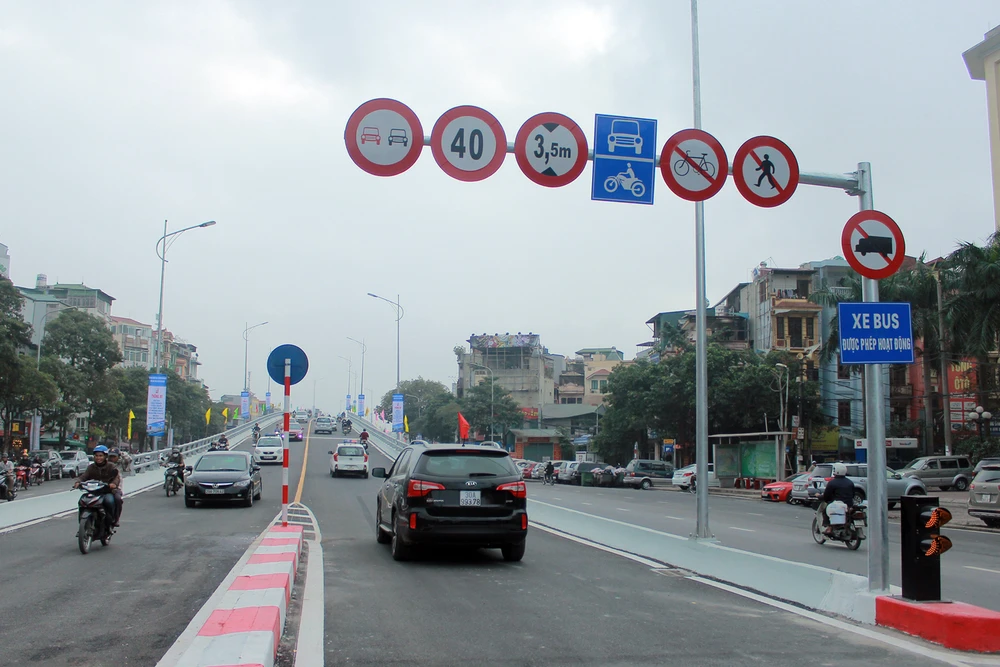 Chính thức thông xe tại cầu vượt 'khủng' làm bằng thép