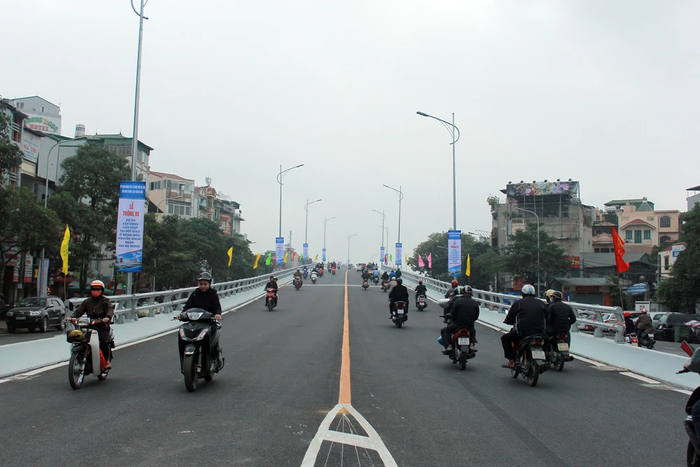 Chính thức thông xe tại cầu vượt 'khủng' làm bằng thép