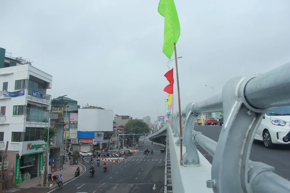 Chính thức thông xe tại cầu vượt 'khủng' làm bằng thép