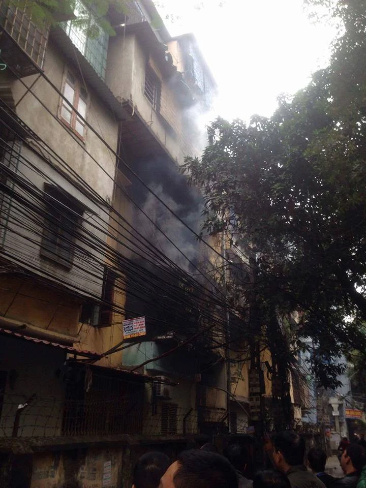 Cứu thoát thành công cụ già bị kẹt trong đám cháy ảnh 1