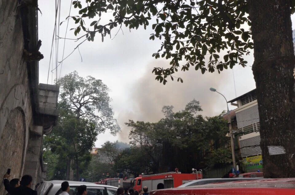 Cháy 2 nhà liền kề trên phố Phùng Hưng, Hà Nội ảnh 1