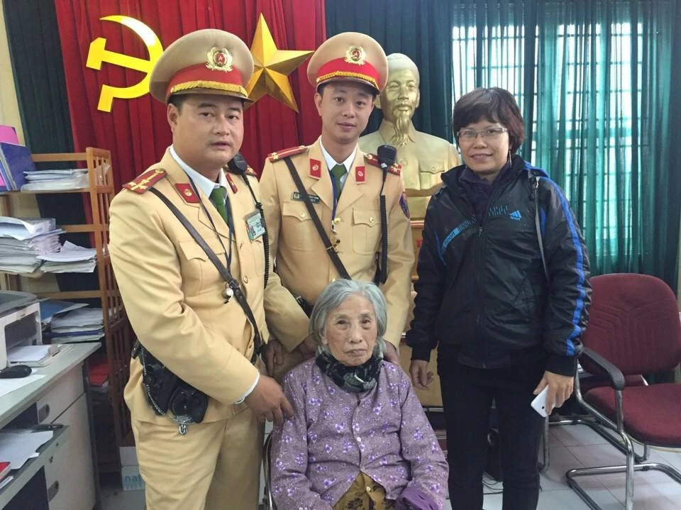 CSGT giúp cụ già đi lạc tìm lại người thân ảnh 1
