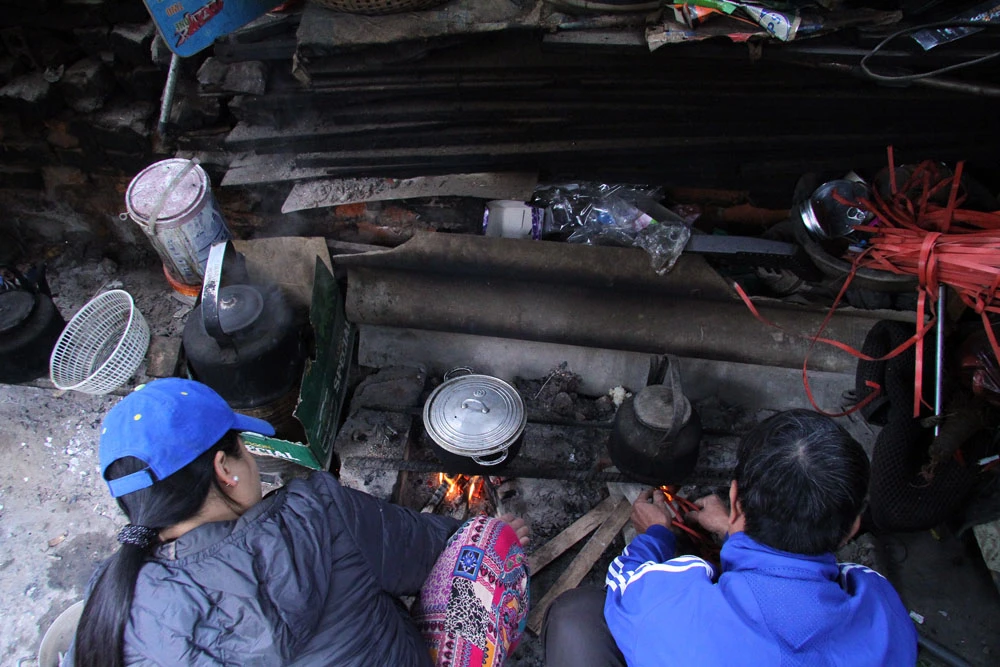 Theo chân người lao động nghèo ngày giáp tết ảnh 2