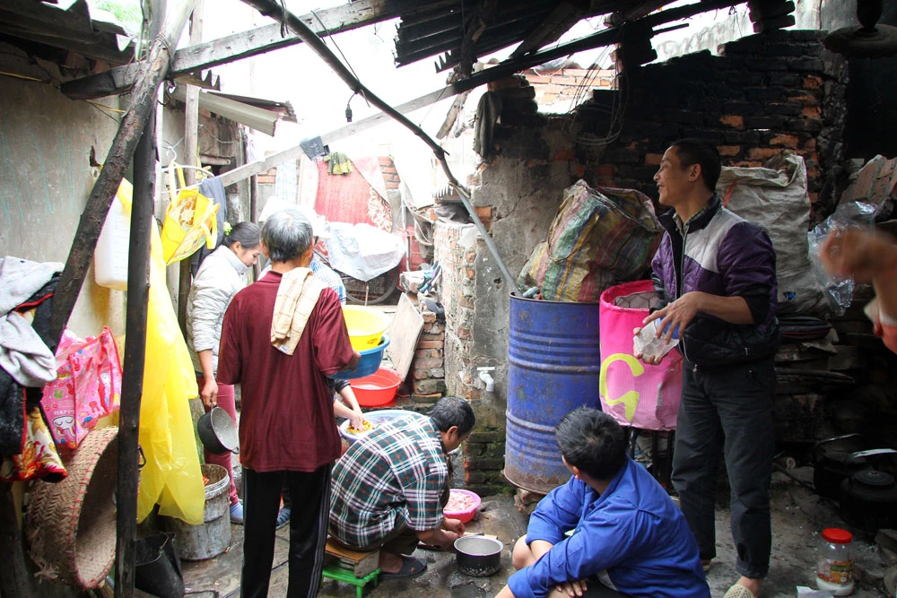 Theo chân người lao động nghèo ngày giáp tết ảnh 6