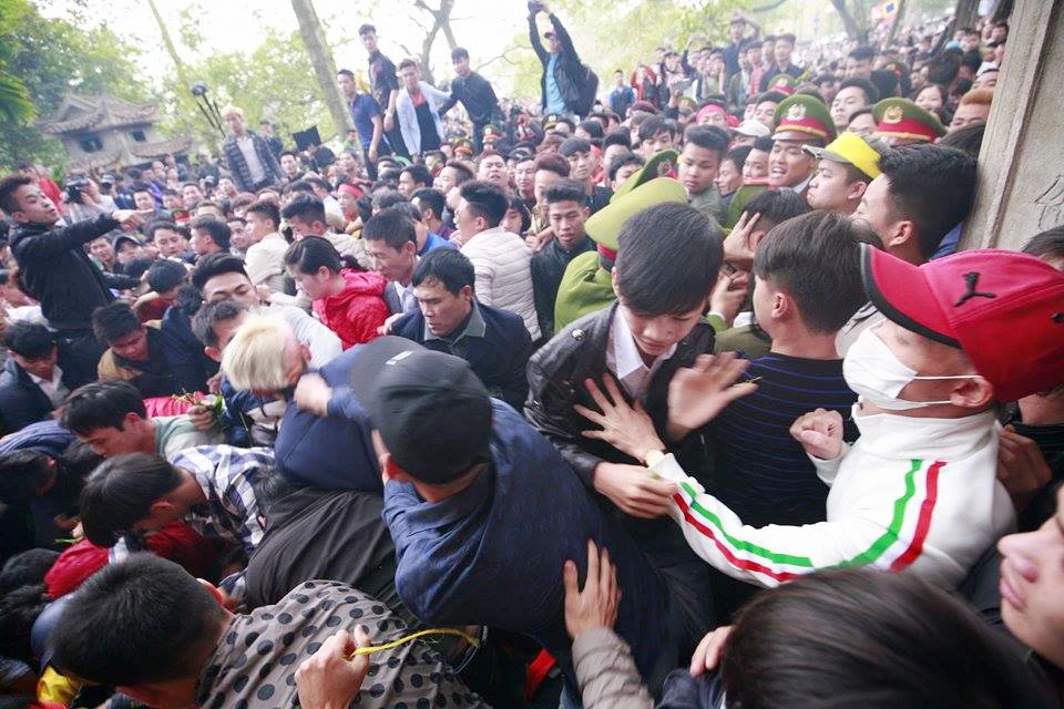 Hàng trăm người chen nhau cướp lộc tại hội Gióng ảnh 7