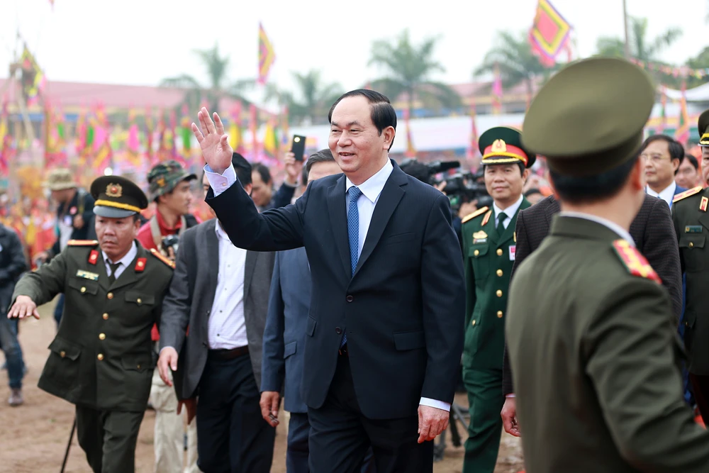 Chủ tịch nước đích thân lái máy cày khai lễ Tịch Điền