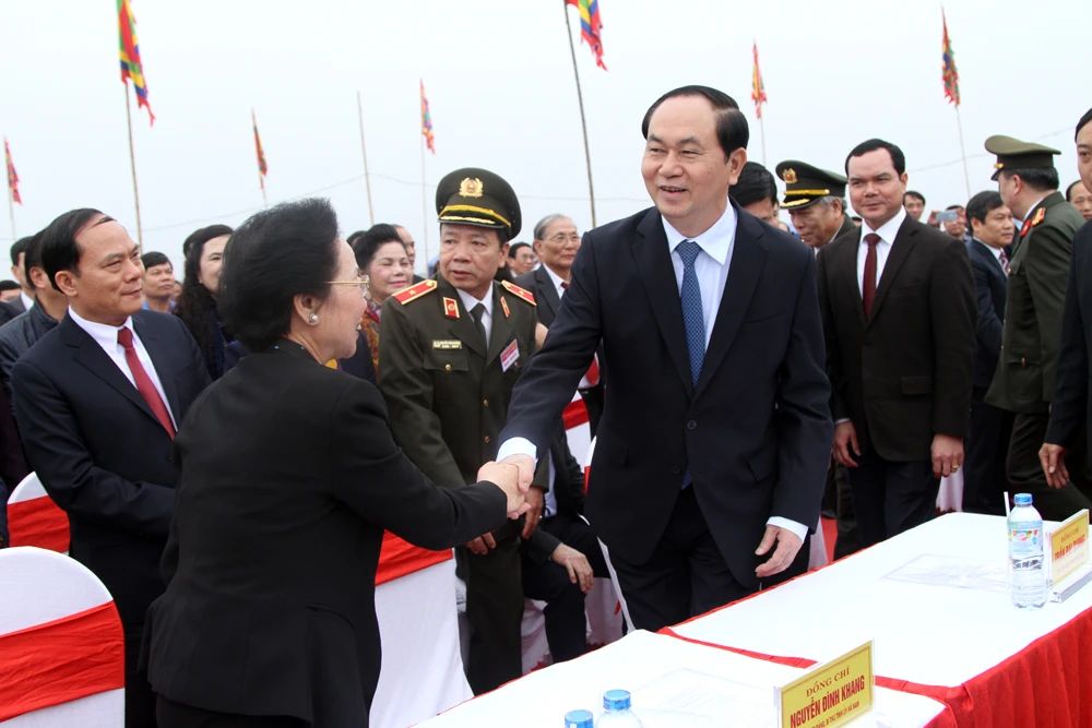 Chủ tịch nước đích thân lái máy cày khai lễ Tịch Điền