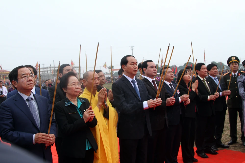 Chủ tịch nước đích thân lái máy cày khai lễ Tịch Điền