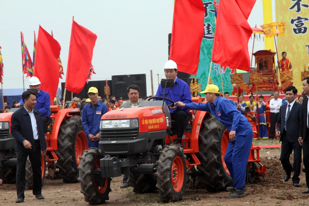 Chủ tịch nước đích thân lái máy cày khai lễ Tịch Điền