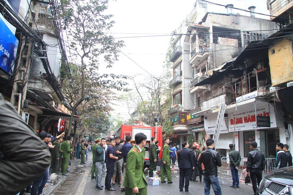 Một cụ bà mắc kẹt trong đám cháy ảnh 3