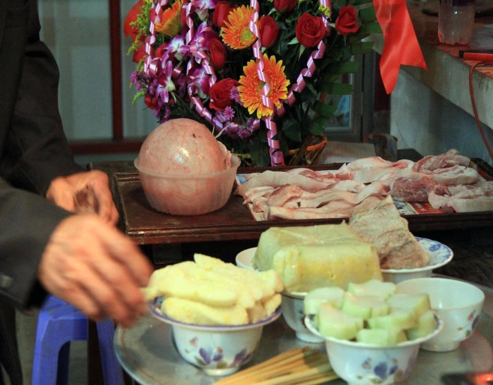 Quả Quờ, cùng các lễ vật khác được đặt ngay ngắn trên trang thờ. 