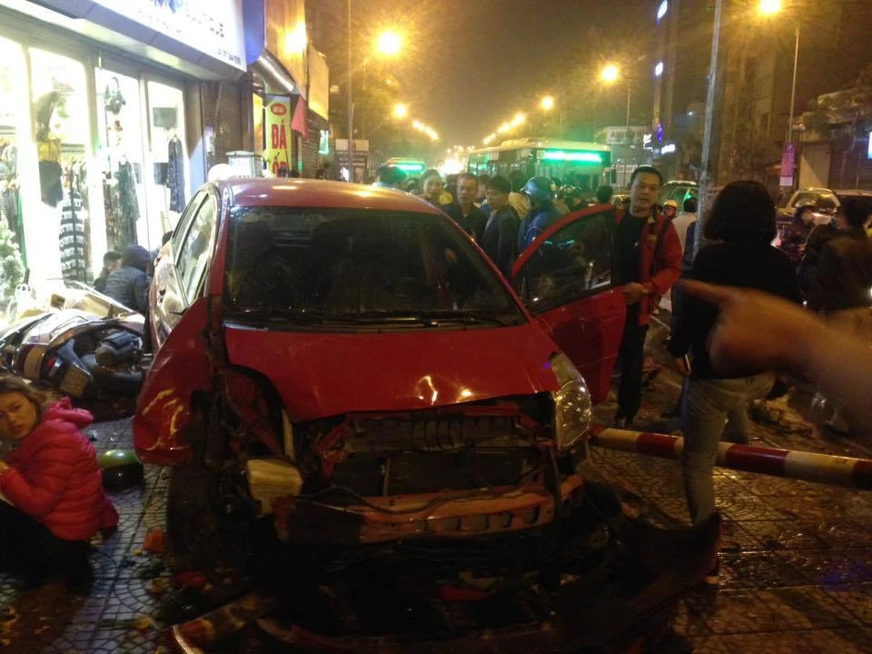 Ôtô 'điên' tông hàng loạt xe máy, nhiều người nhập viện ảnh 1