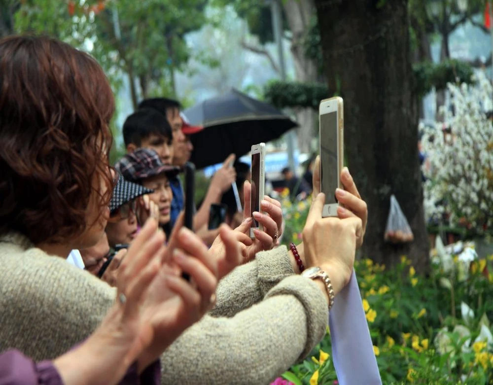 Nhiều người dân do chưa được vào trong, nhưng đã mê mẩn đứng ngoài chụp ảnh.