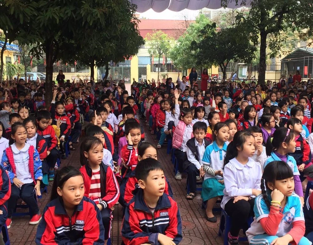 Các em học sinh chăm chú nghe tuyên truyền.