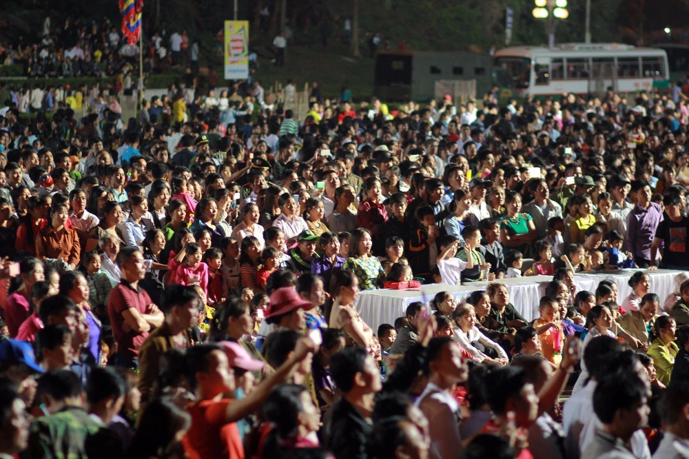 Dòng người chật ních...