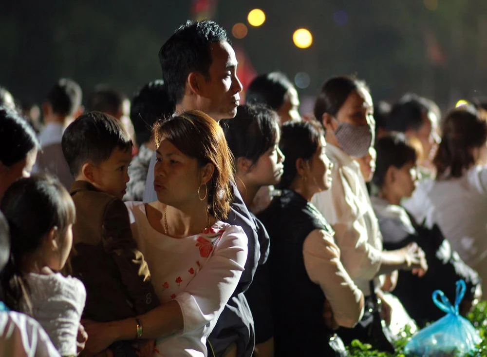 Nhiều người mang theo cả con nhỏ.