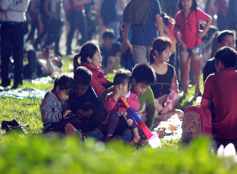 Người đứng người ngồi la liệt....