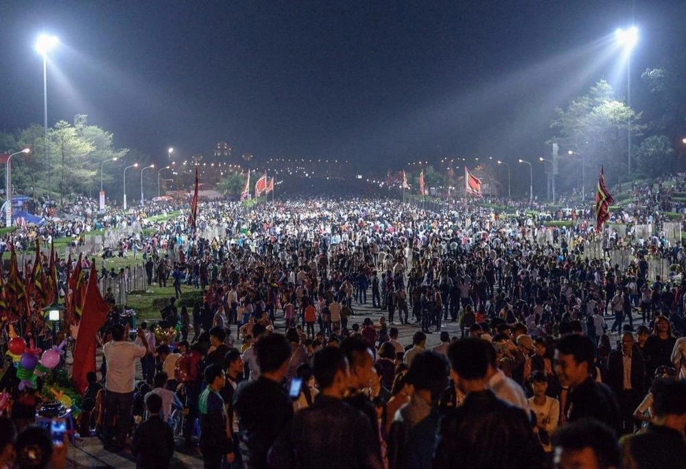 Hàng vạn du khách thập phương đã đổ về Đền Hùng ngay trong đêm