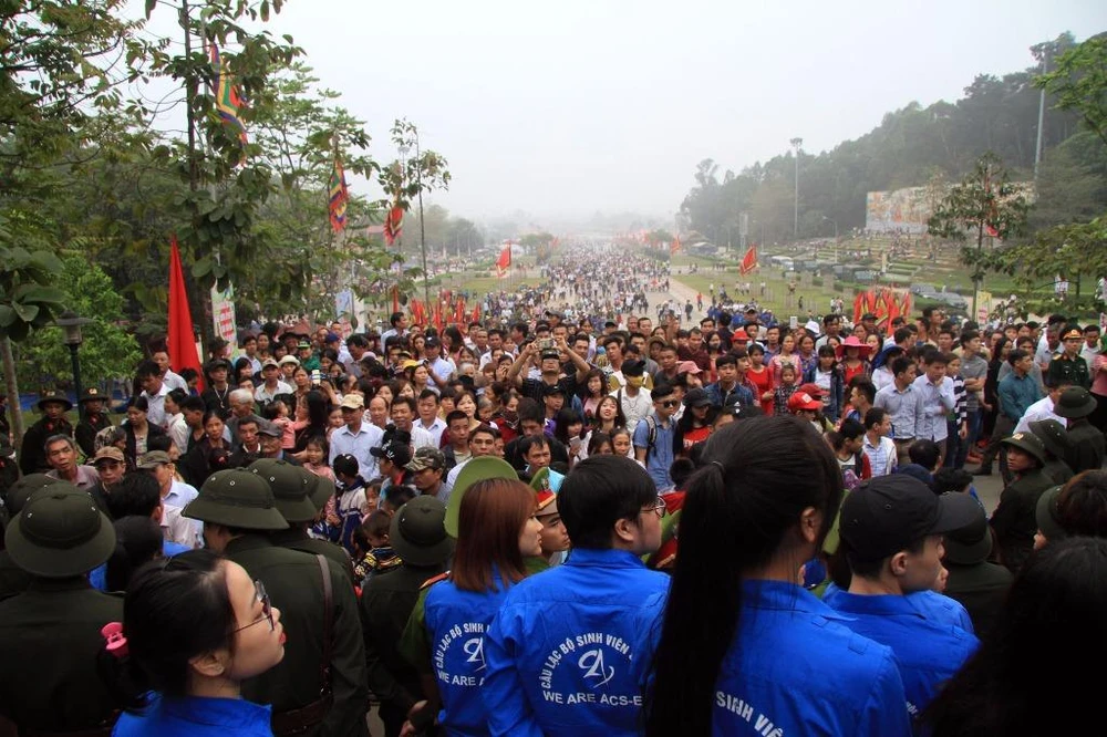 lực lượng chức năng thiết lập hàng rào mềm, phân du khách thành từng tốp. 