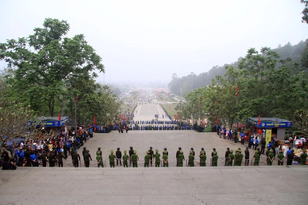Lực lượng chức năng dàn hàng ngang