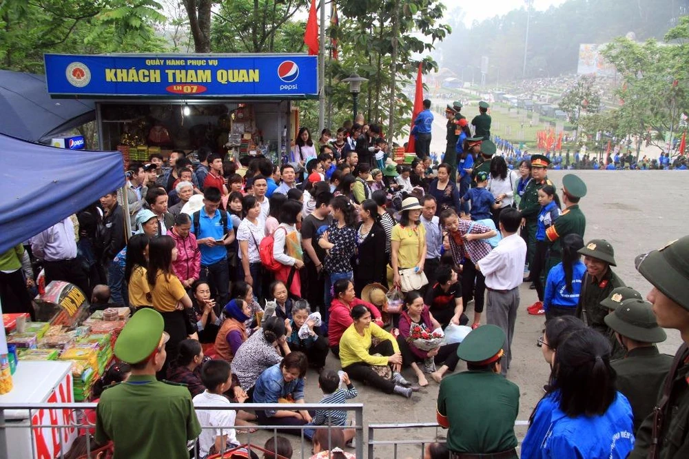 Người dân phía ngoài chờ đợi giây phút được vào.