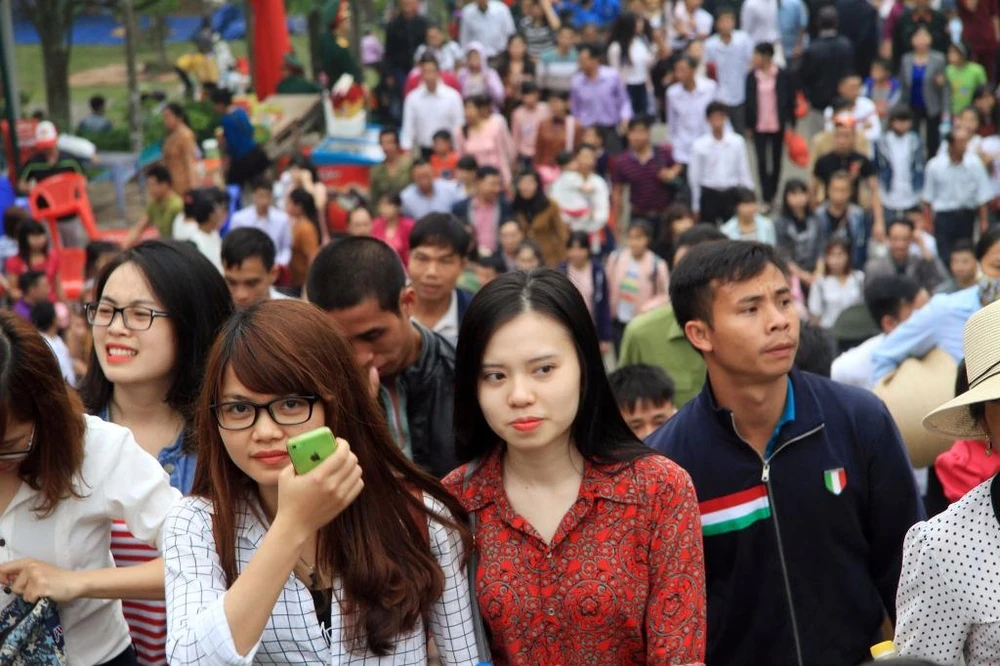 người dân bình tĩnh, không chen lấn và từ từ hướng lên đền.