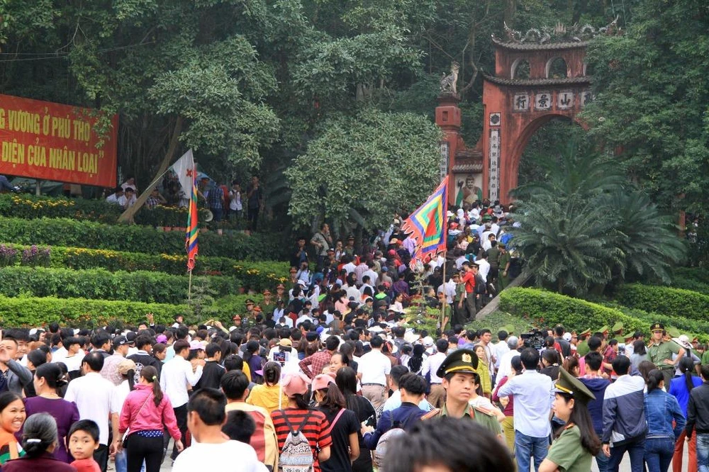 Dòng người đông đúc từ từ di chuyển lên Đền Hùng.