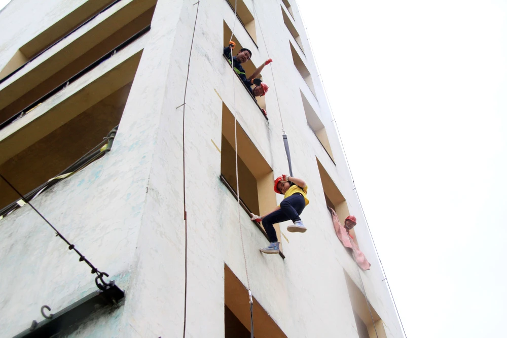 Lính cứu hỏa ‘nhí’ bật tường đu dây, vác vòi chữa cháy ảnh 11