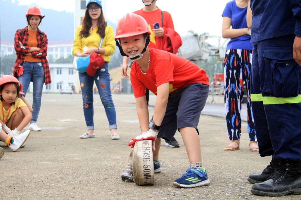 Lính cứu hỏa ‘nhí’ bật tường đu dây, vác vòi chữa cháy ảnh 14