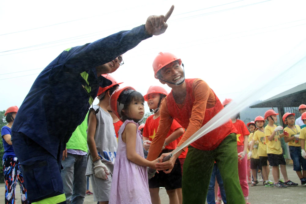 Lính cứu hỏa ‘nhí’ bật tường đu dây, vác vòi chữa cháy ảnh 15