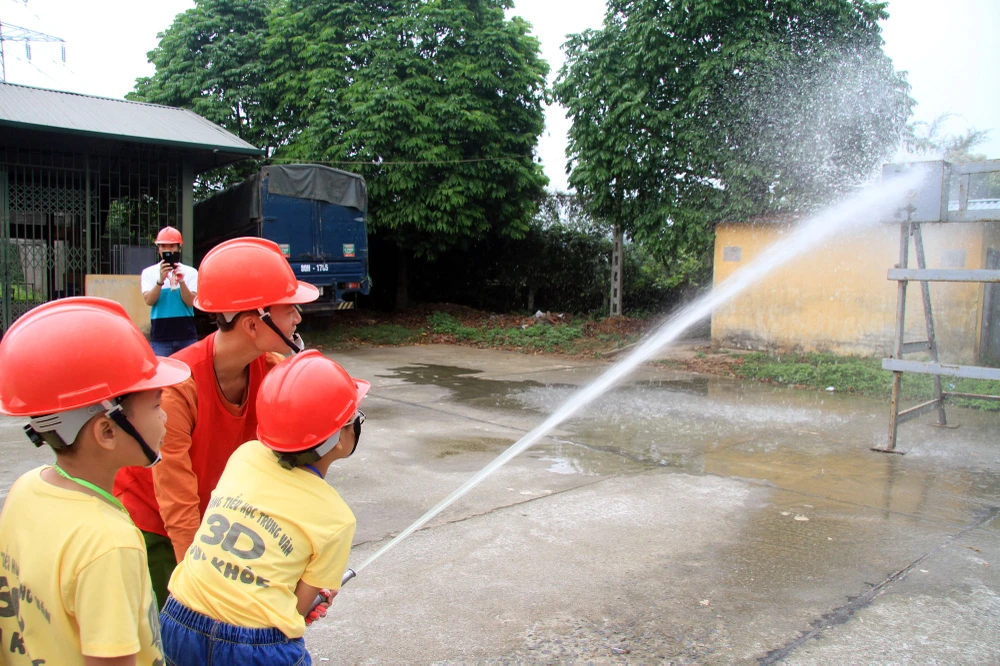 Lính cứu hỏa ‘nhí’ bật tường đu dây, vác vòi chữa cháy ảnh 16