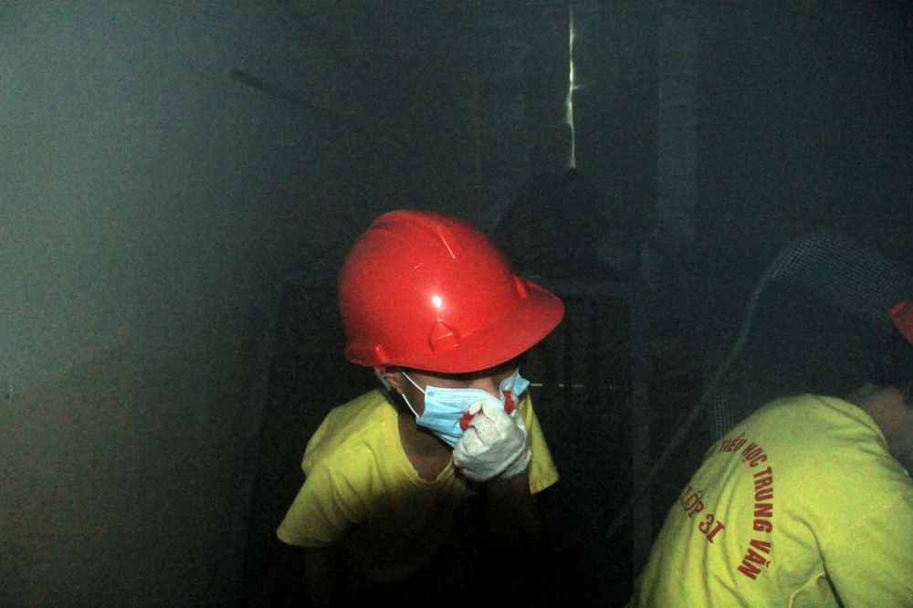 Lính cứu hỏa ‘nhí’ bật tường đu dây, vác vòi chữa cháy ảnh 19