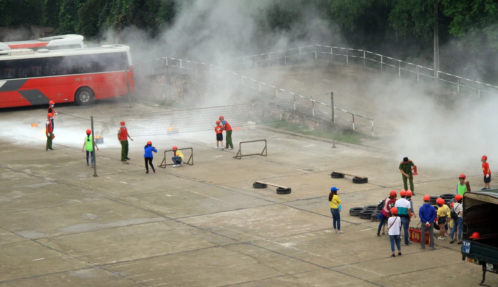 Lính cứu hỏa ‘nhí’ bật tường đu dây, vác vòi chữa cháy ảnh 3
