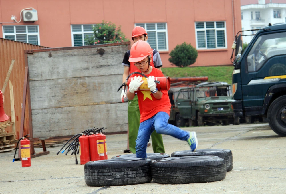 Lính cứu hỏa ‘nhí’ bật tường đu dây, vác vòi chữa cháy ảnh 4