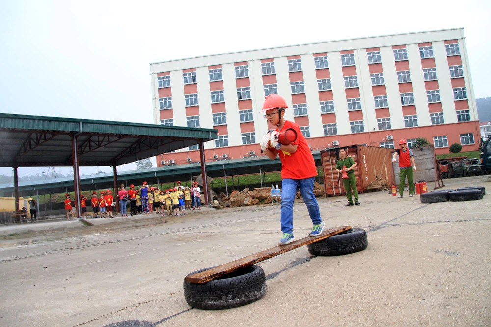 Lính cứu hỏa ‘nhí’ bật tường đu dây, vác vòi chữa cháy ảnh 5